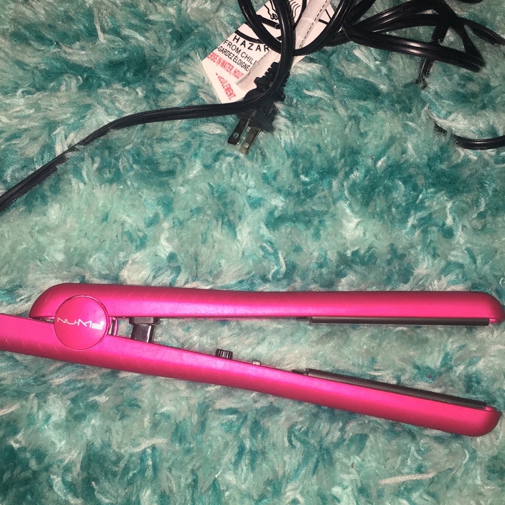 NuMe Silhouette flat iron
